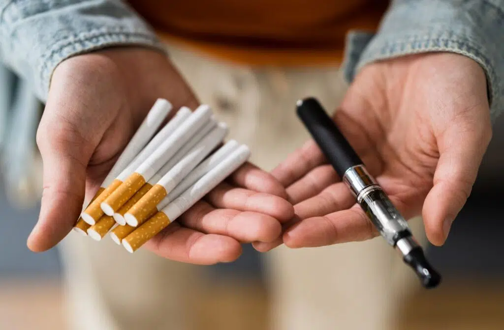 zwei Hände, Vergleich Zigaretten und E-Zigaretten